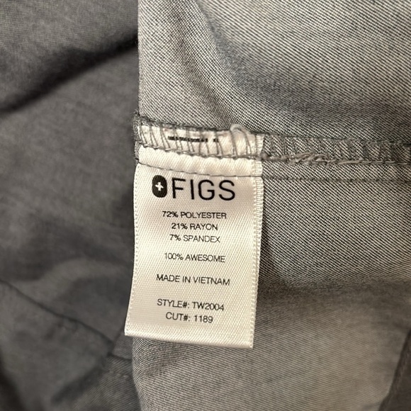 FIGS Rama Crew Scrub Top in Graphite Gray - Picture 5 of 5